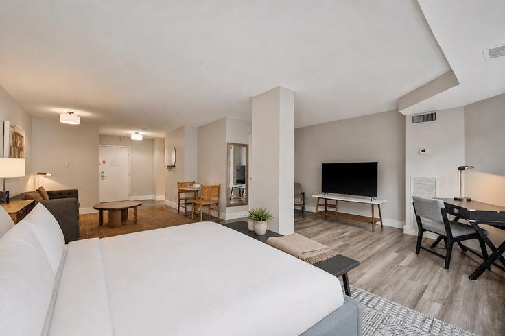 Elegant gestaltetes Wohnzimmer mit moderner Einrichtung in einer Wohnung im Building 30th Street Northwest - churchillliving - 1562817 in Washington, Washington