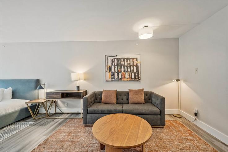 Elegant gestaltetes Wohnzimmer mit moderner Einrichtung in einer Wohnung im Building 30th Street Northwest - churchillliving - 1562816 in Washington, Washington