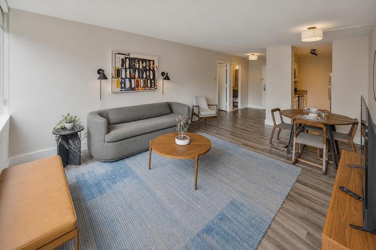 Washington, Washington에 위치한 Building 30th Street Northwest - churchillliving - 1562703 유닛의 세련된 인테리어가 돋보이는 거실 Washington, Washington에 위치한 Building 30th Street Northwest - churchillliving - 1562703 유닛의 세련된 인테리어가 돋보이는 거실