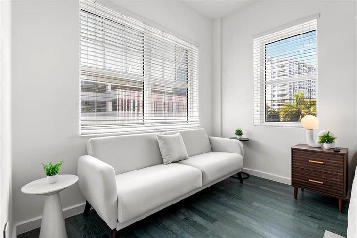 Sala de estar elegantemente projetada com móveis modernos em um apartamento no Building Alton Road - churchillliving - 1041732 - MIA em Miami Beach, Miami Beach Sala de estar elegantemente projetada com móveis modernos em um apartamento no Building Alton Road - churchillliving - 1041732 - MIA em Miami Beach, Miami Beach