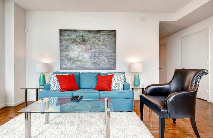Elegante sala de estar con mobiliario moderno en un apartamento en Building Washington Boulevard - churchillliving - 1039855 - NYC en Jersey City, Jersey City Elegante sala de estar con mobiliario moderno en un apartamento en Building Washington Boulevard - churchillliving - 1039855 - NYC en Jersey City, Jersey City
