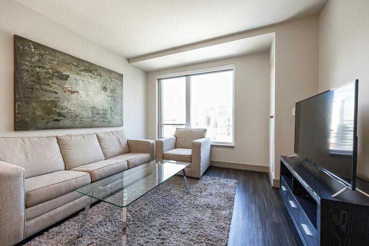 Elegante sala de estar con mobiliario moderno en un apartamento en Building Pier 4 Boulevard - churchillliving - 1494649 en Boston, Boston Elegante sala de estar con mobiliario moderno en un apartamento en Building Pier 4 Boulevard - churchillliving - 1494649 en Boston, Boston