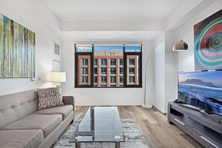 Elegante sala de estar con mobiliario moderno en un apartamento en Building East Berkeley Street - churchillliving - 1039874 - BOS en Boston, Boston Elegante sala de estar con mobiliario moderno en un apartamento en Building East Berkeley Street - churchillliving - 1039874 - BOS en Boston, Boston