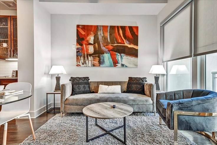 Salle de séjour élégante avec mobilier moderne dans un appartement à Building Peachtree Street Northeast - churchillliving - 1039940 à Atlanta, Atlanta