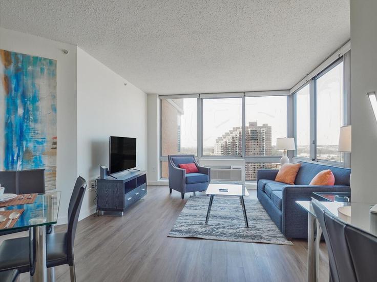 Elegant gestaltetes Wohnzimmer mit moderner Einrichtung in einer Wohnung im Building Hudson Street - churchillliving - 1343857 in Jersey City, Jersey City