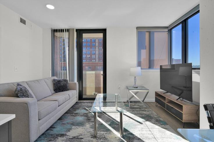 Sala de estar elegantemente projetada com móveis modernos em um apartamento no Building South Fern Street - churchillliving - 1541525 em Arlington, Arlington Sala de estar elegantemente projetada com móveis modernos em um apartamento no Building South Fern Street - churchillliving - 1541525 em Arlington, Arlington