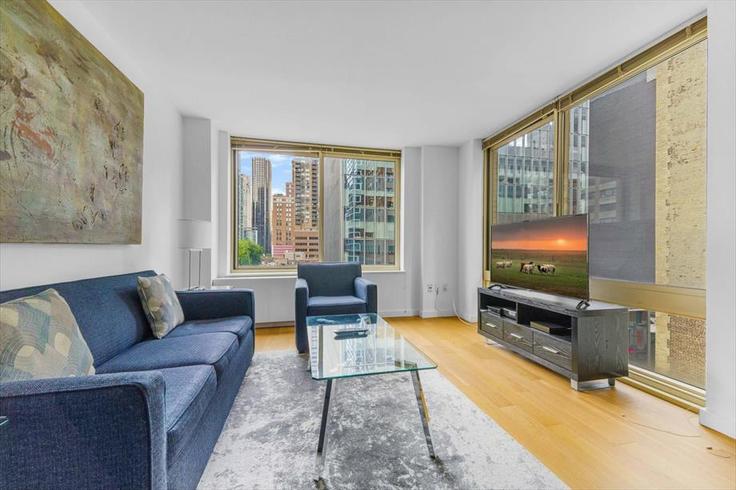 Building West 57th Street - churchillliving - 1016197 adresindeki bir dairede modern mobilyalarla zarif bir şekilde tasarlanmış oturma odası Manhattan, New York Building West 57th Street - churchillliving - 1016197 adresindeki bir dairede modern mobilyalarla zarif bir şekilde tasarlanmış oturma odası Manhattan, New York