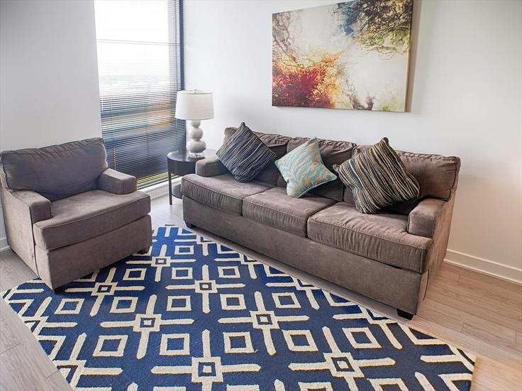Elegant gestaltetes Wohnzimmer mit moderner Einrichtung in einer Wohnung im Building Market Street - churchillliving - 1039845 - WDC in Reston, Reston Elegant gestaltetes Wohnzimmer mit moderner Einrichtung in einer Wohnung im Building Market Street - churchillliving - 1039845 - WDC in Reston, Reston