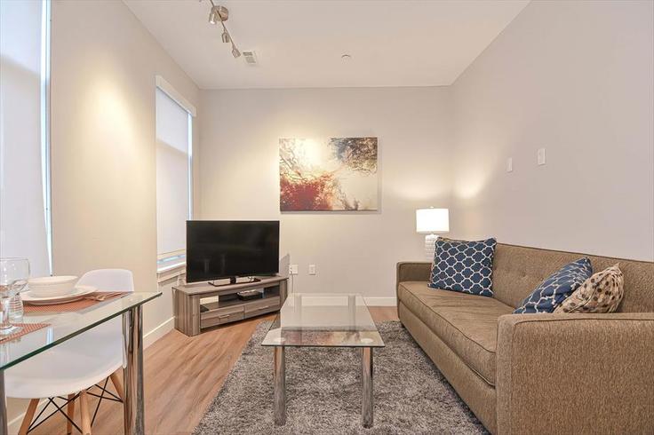 Boston, Boston에 위치한 Building East Pier Drive - churchillliving - 1039894 - BOS 유닛의 세련된 인테리어가 돋보이는 거실 Boston, Boston에 위치한 Building East Pier Drive - churchillliving - 1039894 - BOS 유닛의 세련된 인테리어가 돋보이는 거실
