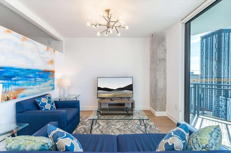 Salle de séjour élégante avec mobilier moderne dans un appartement à Building Northeast 2nd Avenue - churchillliving - 1040098 - MIA à Miami, Miami Salle de séjour élégante avec mobilier moderne dans un appartement à Building Northeast 2nd Avenue - churchillliving - 1040098 - MIA à Miami, Miami