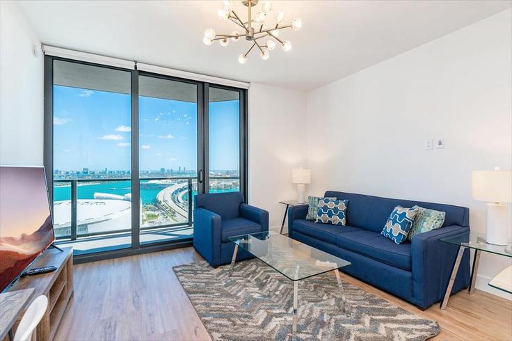 Elegante sala de estar con mobiliario moderno en un apartamento en Building Northeast 2nd Avenue - churchillliving - 1040095 - MIA en Miami, Miami Elegante sala de estar con mobiliario moderno en un apartamento en Building Northeast 2nd Avenue - churchillliving - 1040095 - MIA en Miami, Miami