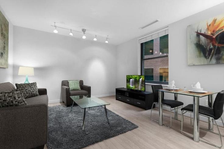 Washington, Washington에 위치한 Building 15th Street Northwest - churchillliving - 1047117 - WDC 유닛의 세련된 인테리어가 돋보이는 거실