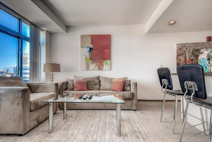 Elegant gestaltetes Wohnzimmer mit moderner Einrichtung in einer Wohnung im Building Third Street - churchillliving - 1502724 in Cambridge, Cambridge Elegant gestaltetes Wohnzimmer mit moderner Einrichtung in einer Wohnung im Building Third Street - churchillliving - 1502724 in Cambridge, Cambridge