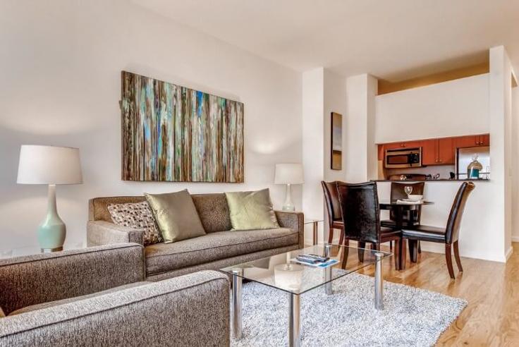 New York ManhattanのBuilding East 66th Street - churchillliving - 1016393 - NYCのアパートメントにある、モダンな家具を備えたエレガントなデザインのリビングルーム New York ManhattanのBuilding East 66th Street - churchillliving - 1016393 - NYCのアパートメントにある、モダンな家具を備えたエレガントなデザインのリビングルーム