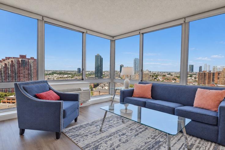 Salle de séjour élégante avec mobilier moderne dans un appartement à Building Hudson Street - churchillliving - 1343856 à Jersey City, Jersey City