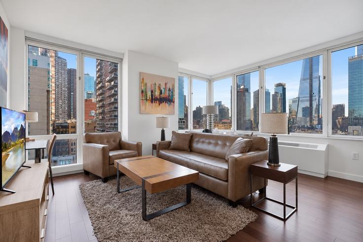 New York ManhattanのBuilding West 42nd Street - churchillliving - 1016412のアパートメントにある、モダンな家具を備えたエレガントなデザインのリビングルーム New York ManhattanのBuilding West 42nd Street - churchillliving - 1016412のアパートメントにある、モダンな家具を備えたエレガントなデザインのリビングルーム