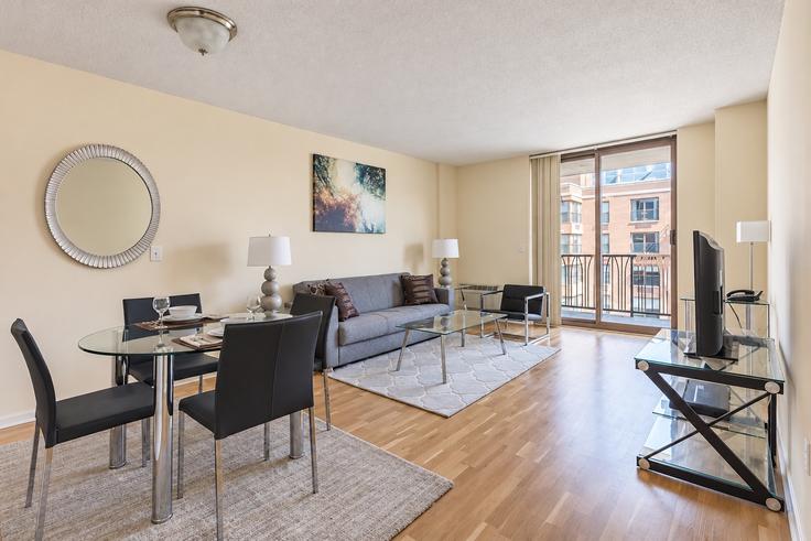 Elegant gestaltetes Wohnzimmer mit moderner Einrichtung in einer Wohnung im Building River Street - churchillliving - 1055556 - NYC in Hoboken, Hoboken