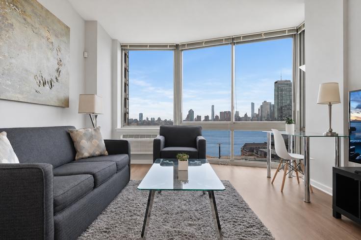 Elegant gestaltetes Wohnzimmer mit moderner Einrichtung in einer Wohnung im Building Washington Boulevard - churchillliving - 1221060 - NYC in Jersey City, Jersey City Elegant gestaltetes Wohnzimmer mit moderner Einrichtung in einer Wohnung im Building Washington Boulevard - churchillliving - 1221060 - NYC in Jersey City, Jersey City