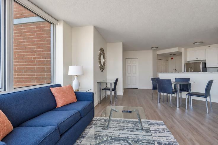 Building Hudson Street - churchillliving - 1325561 adresindeki bir dairede modern mobilyalarla zarif bir şekilde tasarlanmış oturma odası Jersey City, Jersey City