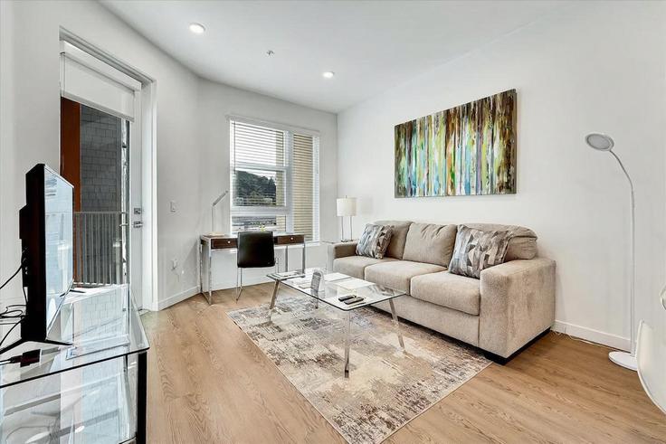 Building Camino De La Reina - churchillliving - 1343834 adresindeki bir dairede modern mobilyalarla zarif bir şekilde tasarlanmış oturma odası San Diego, San Diego