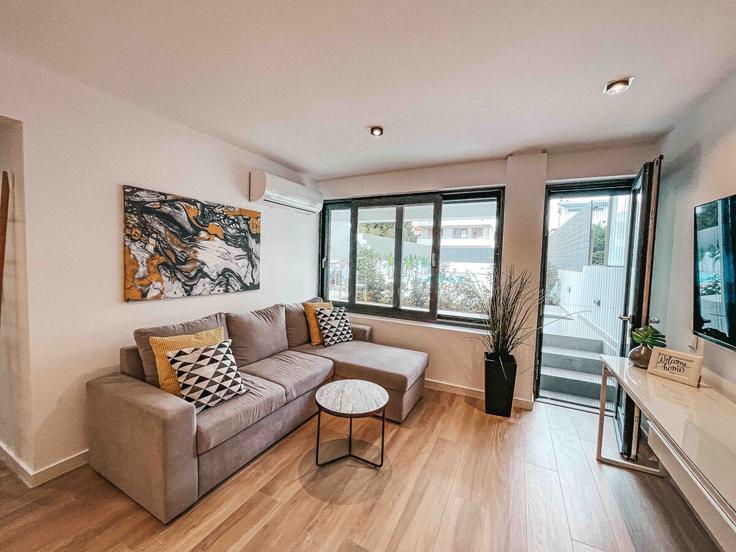 Athens East AthensのBuilding Valtetsiou - cielo-homes-greece - 1468527のアパートメントにある、モダンな家具を備えたエレガントなデザインのリビングルーム