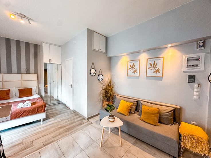 Building Kallirrois - cielo-homes-greece - 1468528 adresindeki bir dairede modern mobilyalarla zarif bir şekilde tasarlanmış oturma odası Central Athens, Athens
