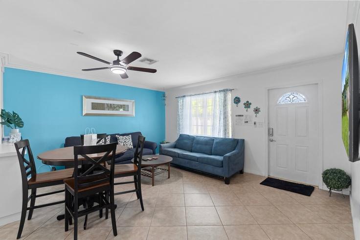 Sala de estar elegantemente projetada com móveis modernos em um apartamento no Building Southwest 8th Street - cielostays - 1047798 - MIA em Fort Lauderdale, Fort Lauderdale