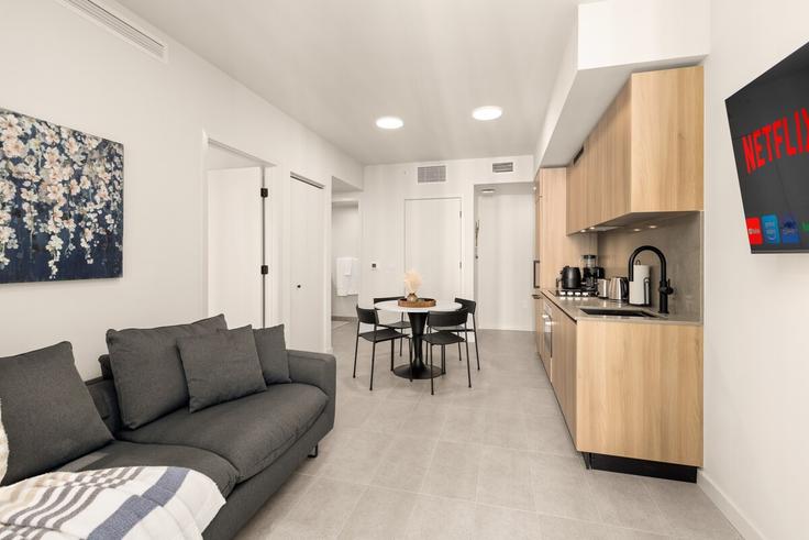 Building Northeast 4th Street - cielostays - 1502547 adresindeki bir dairede modern mobilyalarla zarif bir şekilde tasarlanmış oturma odası Miami, Miami Building Northeast 4th Street - cielostays - 1502547 adresindeki bir dairede modern mobilyalarla zarif bir şekilde tasarlanmış oturma odası Miami, Miami