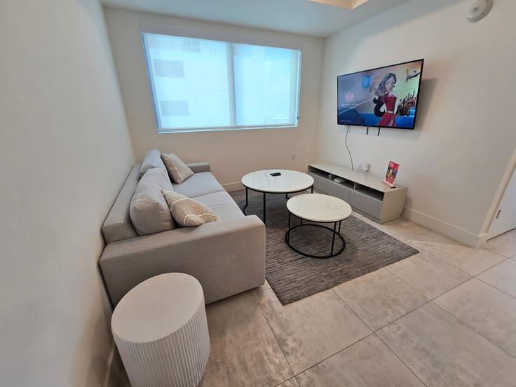 Salle de séjour élégante avec mobilier moderne dans un appartement à Building Southwest 8th Street - cielostays - 1514885 à Miami, Miami Salle de séjour élégante avec mobilier moderne dans un appartement à Building Southwest 8th Street - cielostays - 1514885 à Miami, Miami