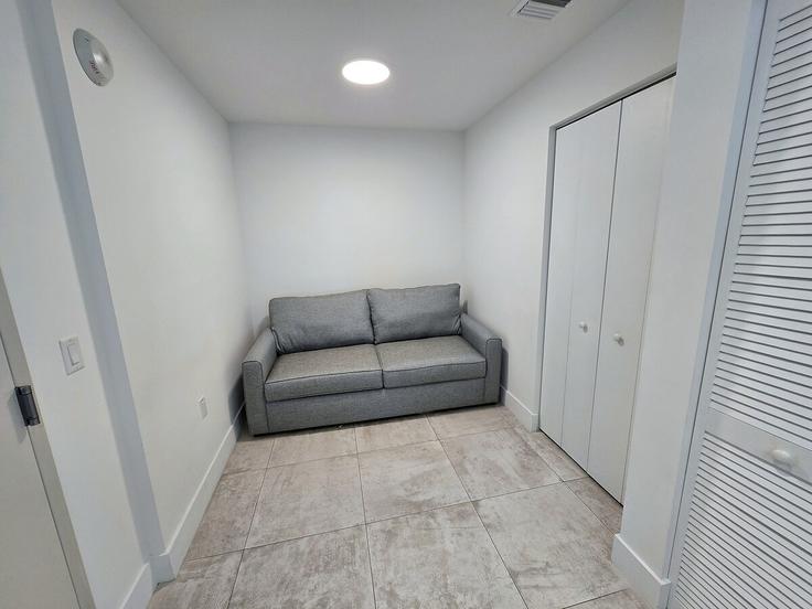 Miami MiamiのBuilding Southwest 8th Street - cielostays - 1514885のアパートメントにある、モダンな家具を備えたエレガントなデザインのリビングルーム