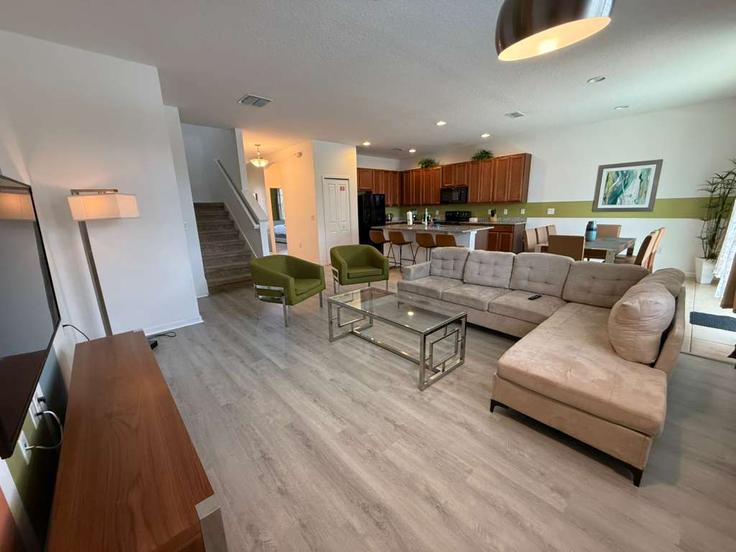 Sala de estar elegantemente projetada com móveis modernos em um apartamento no Building Ballo Drive - citrinevacationshome - 1250023 - MCO em Kissimmee, Kissimmee