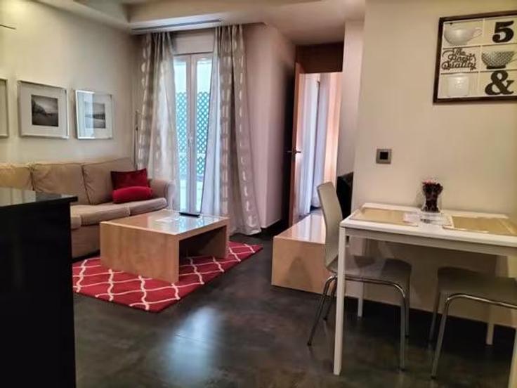 Madrid ChamberíのBuilding Calle de Fuencarral - cituspace-sl - 1467508のアパートメントにある、モダンな家具を備えたエレガントなデザインのリビングルーム