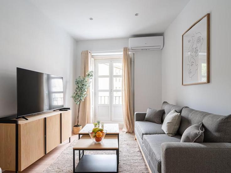 Elegant gestaltetes Wohnzimmer mit moderner Einrichtung in einer Wohnung im Building Calle de San Pedro Mártir - cituspace-sl - 1467461 in Centro, Madrid Elegant gestaltetes Wohnzimmer mit moderner Einrichtung in einer Wohnung im Building Calle de San Pedro Mártir - cituspace-sl - 1467461 in Centro, Madrid