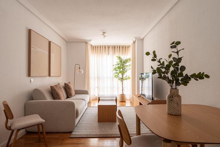 Valverde, Madrid에 위치한 Building Calle de María Tubau - cituspace-sl - 1467456 유닛의 세련된 인테리어가 돋보이는 거실 Valverde, Madrid에 위치한 Building Calle de María Tubau - cituspace-sl - 1467456 유닛의 세련된 인테리어가 돋보이는 거실