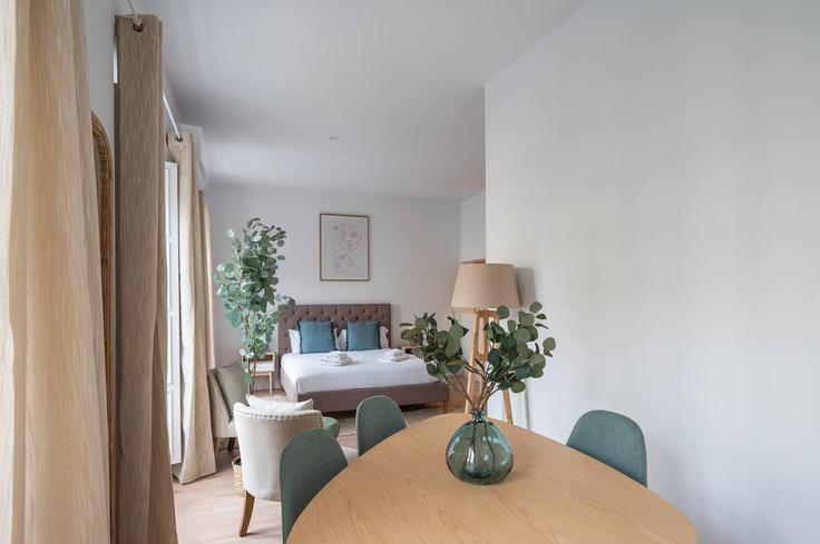 Sala de estar elegantemente projetada com móveis modernos em um apartamento no Building Calle de San Pedro Mártir - cituspace-sl - 1467464 em Centro, Madrid