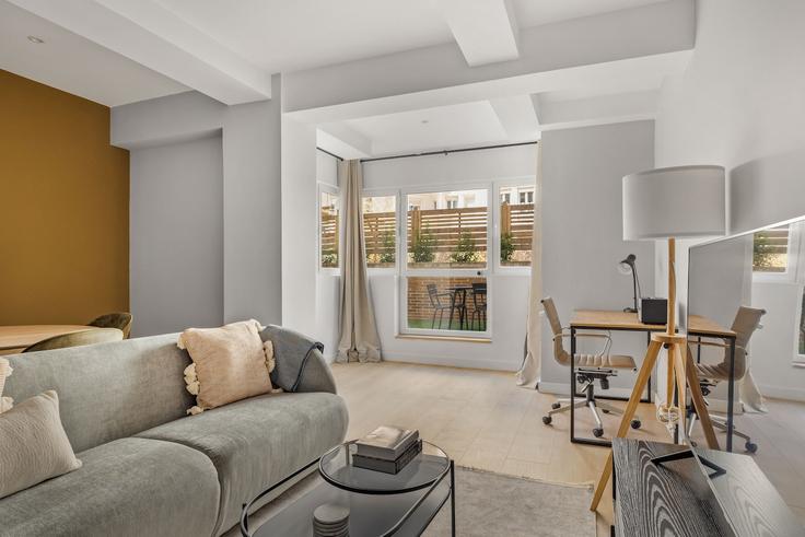 Elegant gestaltetes Wohnzimmer mit moderner Einrichtung in einer Wohnung im Building Calle del Príncipe de Vergara - cituspace-sl - 1509220 in Chamartín, Madrid