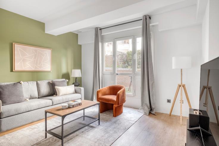 Elegant gestaltetes Wohnzimmer mit moderner Einrichtung in einer Wohnung im Building Calle del Príncipe de Vergara - cituspace-sl - 1522117 in Chamartín, Madrid