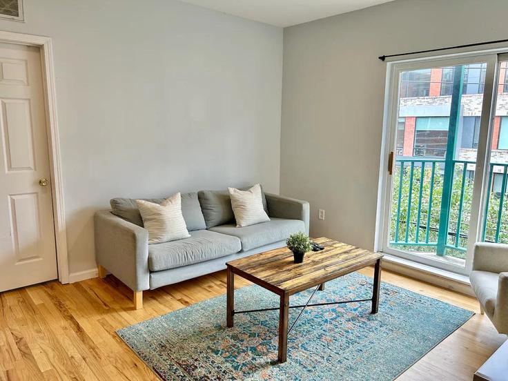 Hoboken HobokenのBuilding Adams Street - city-comfort - 1501985のアパートメントにある、モダンな家具を備えたエレガントなデザインのリビングルーム