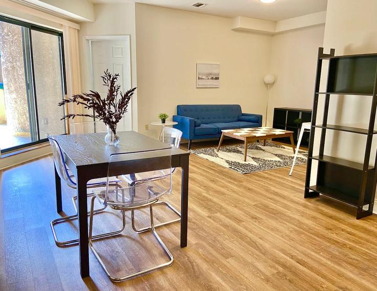 Hoboken HobokenのBuilding Jefferson Street - city-comfort - 1501968のアパートメントにある、モダンな家具を備えたエレガントなデザインのリビングルーム