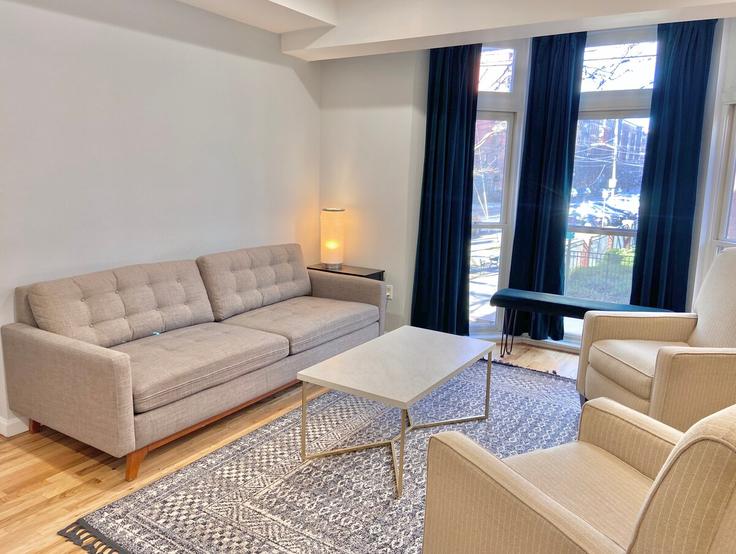 Hoboken HobokenのBuilding 7th Street - city-comfort - 1501895のアパートメントにある、モダンな家具を備えたエレガントなデザインのリビングルーム