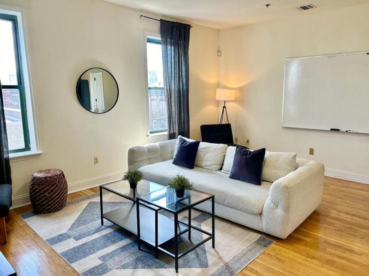 Hoboken HobokenのBuilding Jefferson Street - city-comfort - 1501977のアパートメントにある、モダンな家具を備えたエレガントなデザインのリビングルーム