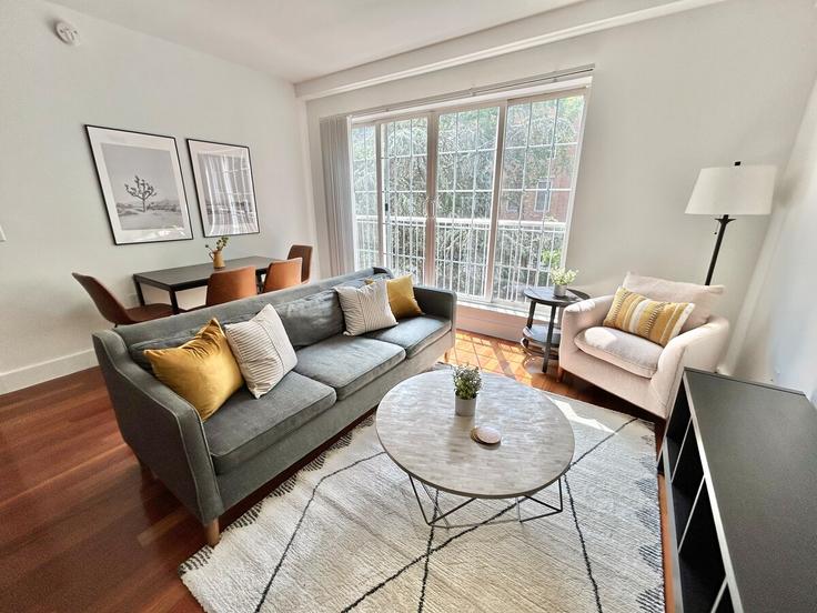 Hoboken HobokenのBuilding Monroe Street - city-comfort - 1501950のアパートメントにある、モダンな家具を備えたエレガントなデザインのリビングルーム