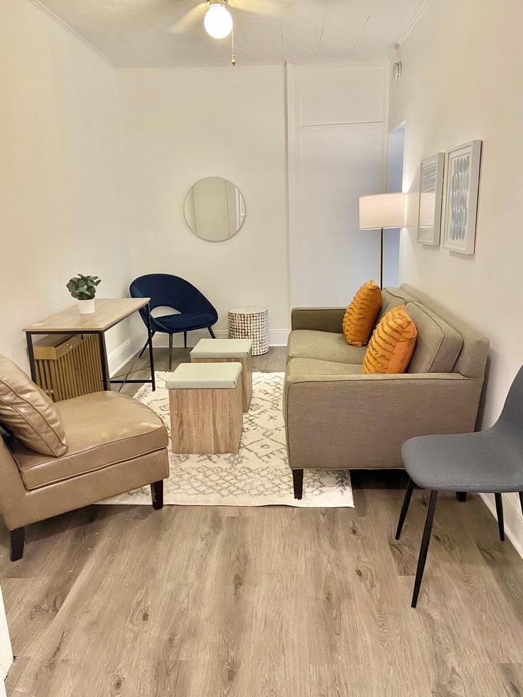 Building Adams Street - city-comfort - 1501949 adresindeki bir dairede modern mobilyalarla zarif bir şekilde tasarlanmış oturma odası Hoboken, Hoboken Building Adams Street - city-comfort - 1501949 adresindeki bir dairede modern mobilyalarla zarif bir şekilde tasarlanmış oturma odası Hoboken, Hoboken