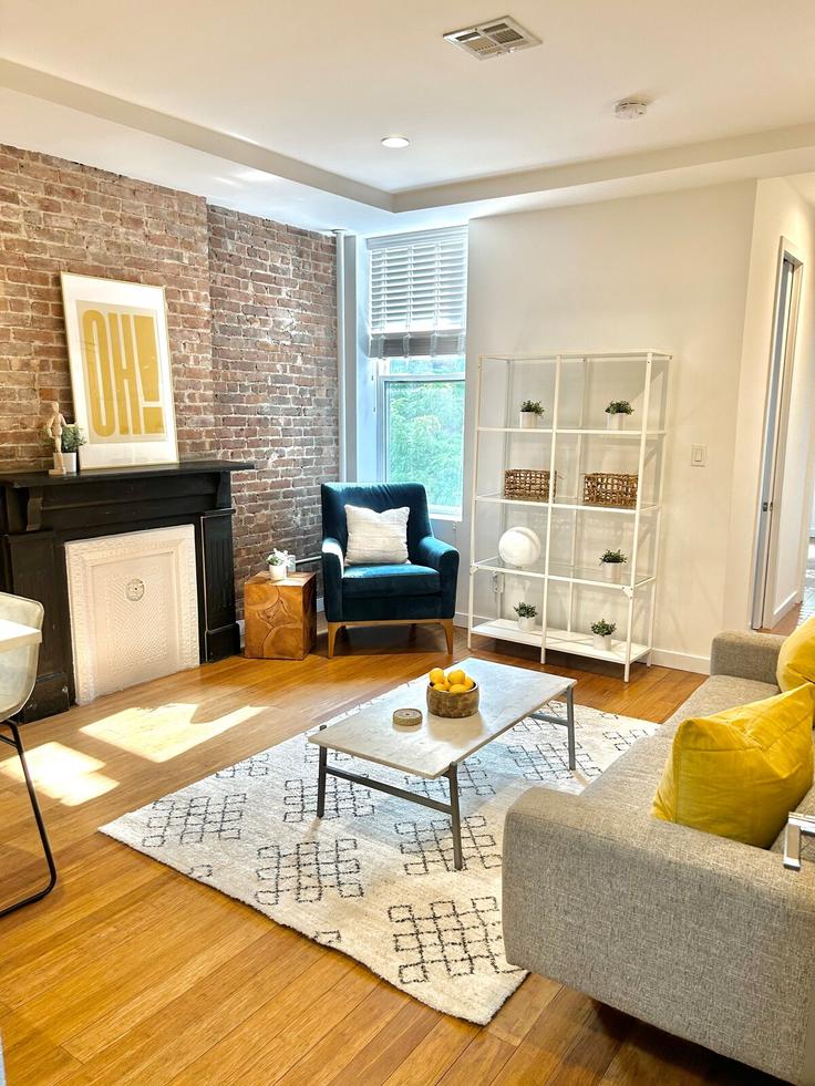 Elegant gestaltetes Wohnzimmer mit moderner Einrichtung in einer Wohnung im Building 7th Street - city-comfort - 1501939 in Hoboken, Hoboken