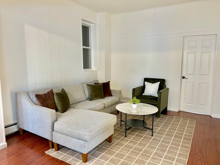 Elegant gestaltetes Wohnzimmer mit moderner Einrichtung in einer Wohnung im Building Jefferson Street - city-comfort - 1501912 in Hoboken, Hoboken