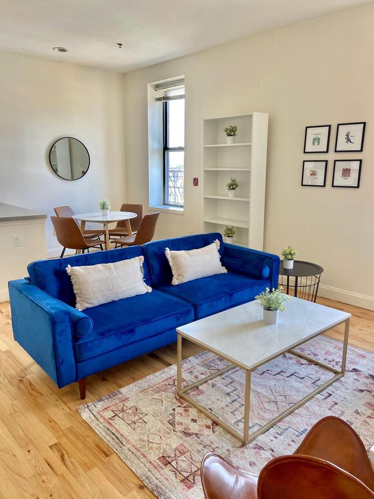 Elegant gestaltetes Wohnzimmer mit moderner Einrichtung in einer Wohnung im Building Bloomfield Street - city-comfort - 1501944 in Hoboken, Hoboken
