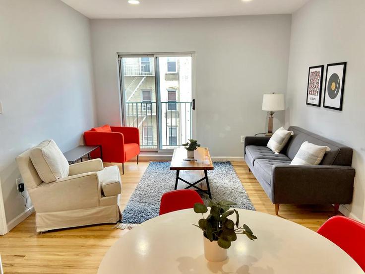 Elegant gestaltetes Wohnzimmer mit moderner Einrichtung in einer Wohnung im Building Madison Street - city-comfort - 1501890 in Hoboken, Hoboken