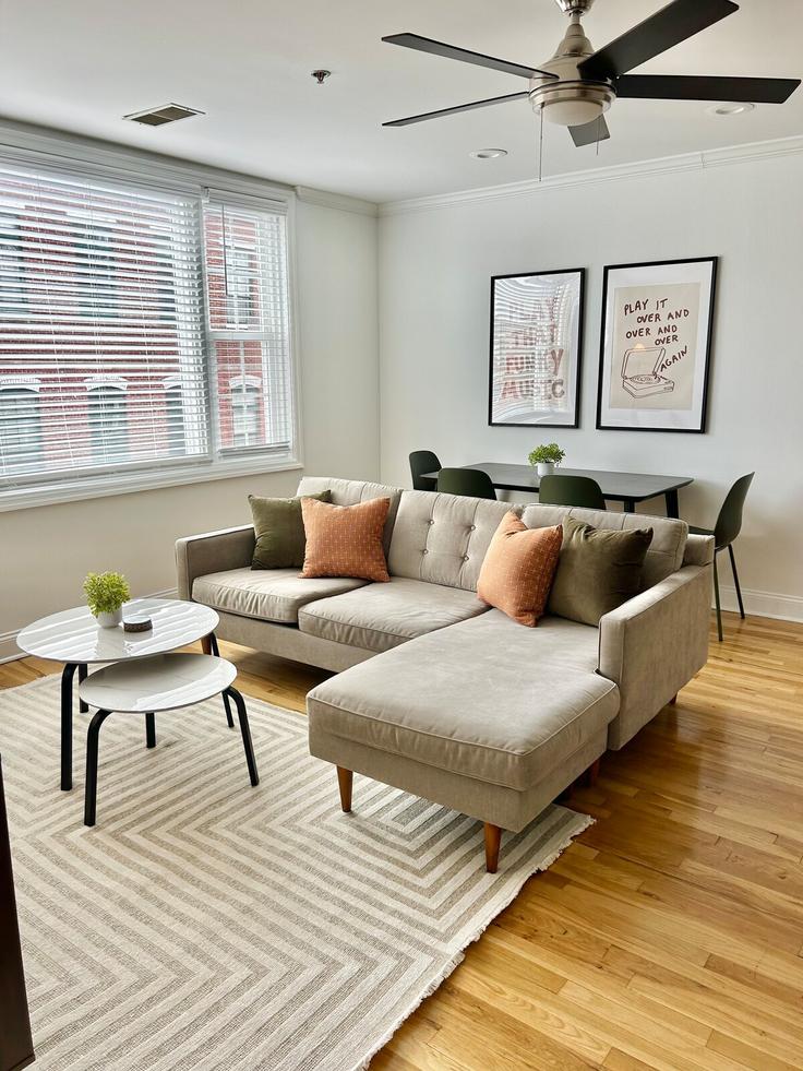 Building 9th Street - city-comfort - 1507574 adresindeki bir dairede modern mobilyalarla zarif bir şekilde tasarlanmış oturma odası Hoboken, Hoboken Building 9th Street - city-comfort - 1507574 adresindeki bir dairede modern mobilyalarla zarif bir şekilde tasarlanmış oturma odası Hoboken, Hoboken