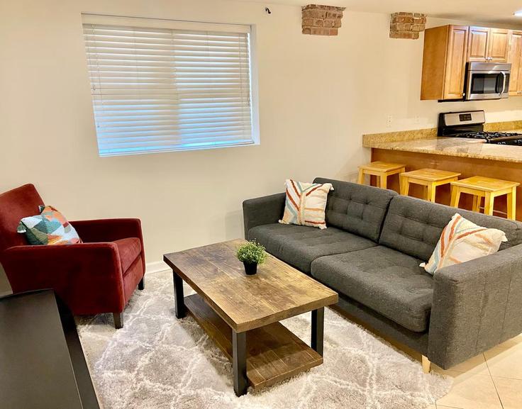 Hoboken HobokenのBuilding Bloomfield Street - city-comfort - 1501970のアパートメントにある、モダンな家具を備えたエレガントなデザインのリビングルーム