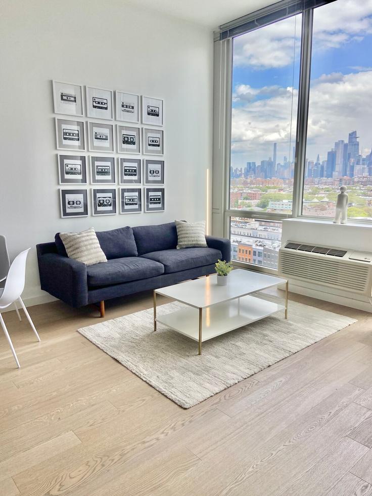 Elegant gestaltetes Wohnzimmer mit moderner Einrichtung in einer Wohnung im Building Congress Street - city-comfort - 1507582 in Hoboken, Hoboken Elegant gestaltetes Wohnzimmer mit moderner Einrichtung in einer Wohnung im Building Congress Street - city-comfort - 1507582 in Hoboken, Hoboken